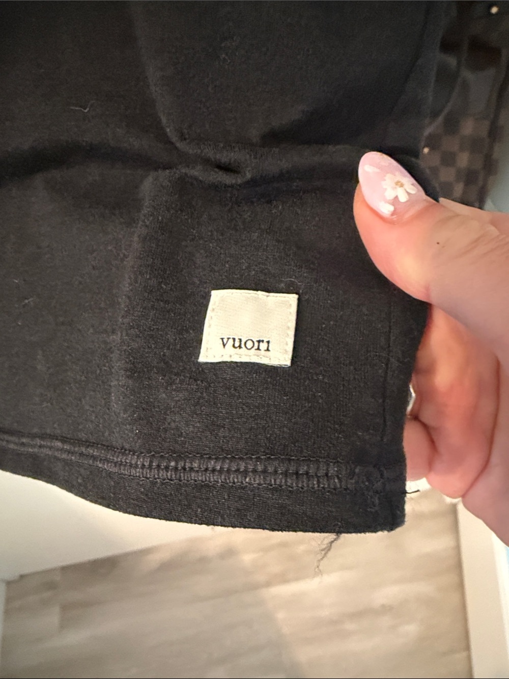Vuori Black Scoop Neck Crop Tee - Picture 2 of 6